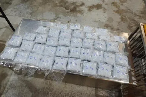 五名男子涉嫌走私含依托咪酯的电子烟弹，被卫生科学局控上法庭。其中一人是36岁的李俊荣（音译），他驾车经兀兰关卡入境我国时被截查，执法人员在后车厢发现三个黑色袋子，里面装有1万2415个电子烟弹，估计市值约87万元。（卫生科学局提供）