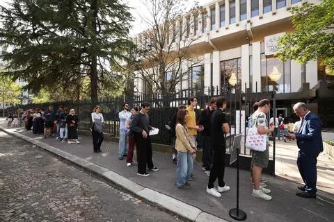 9月20日，旅居法国的俄罗斯公民在俄驻巴黎大使馆外排队，参加俄罗斯国家杜马选举投票。（法新社）