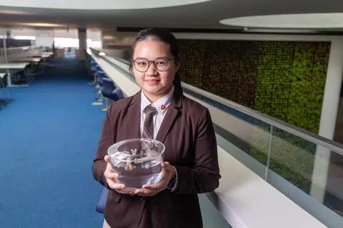 南洋初级学院学生卓惠筠和同学没有放弃，成功证明鸡骨头可以用来净化水。（吴先邦摄）