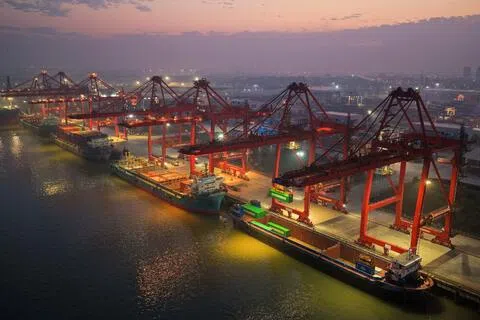 国际货币基金组织（IMF）星期二（10月13日）将中国今年的经济增长预测下调至4.5%。图为位于江苏省的南京港集装箱码头，摄于2026年10月9日。（法新社）