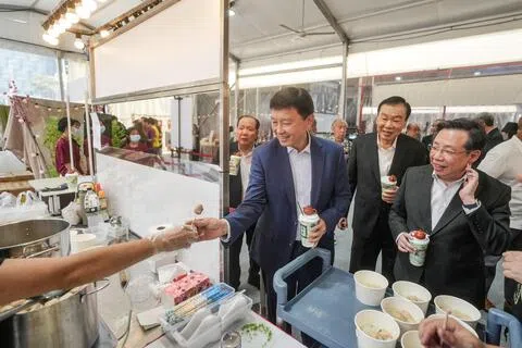 国家发展部长徐芳达（前左一）担任义安潮州文化美食节开幕礼主宾，他现场和义安公司总理谢楚明（中）和义安公司文化小组委员会主任张伟伟（右）一起品尝牛肉丸。（谢智扬摄）