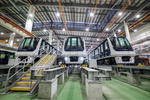 陆路交通管理局将再添购八列第三代双车厢轻轨列车，以应付盛港和榜鹅日益增加的乘车需求。（叶振忠摄）