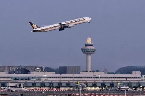 Generic picture of a Singapore Airlines aircraft taking off against the backdrop of the Changi Airport control tower on March 15, 2024. Can be used for stories on travel, SIA, SQ, airfare, fuel, holidays, plane tickets, passengers, Changi Airport, immigrations, departure, economy, air travel, sustainability.（The Straits Times）