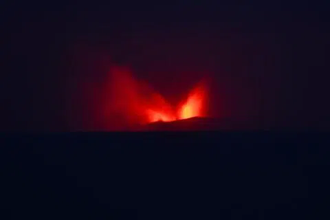 喀拉喀托之子火山自星期五晚间起持续喷发，星期六夜间仍可从万丹省省会西冷市（Serang）远眺到火山口喷出熔岩。（路透社）