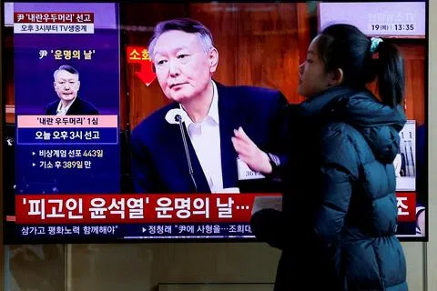 现年65岁的尹锡悦2024年12月3日宣布实施紧急戒严失败，于2025年1月被捕。（路透社）