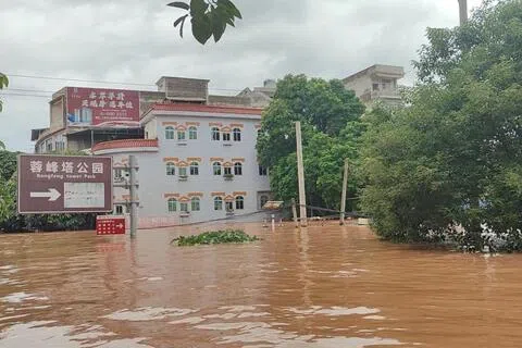 中国社交媒体星期二（8月25日）上传的视频截图显示，受台风“紫檀”带来的强降雨影响，中国广西崇左发生洪灾，洪水淹没街道。（路透社）