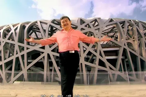 刘欢演绎北京奥运倒计时100天主题曲《北京欢迎你》，将演艺事业推向顶峰。（互联网）