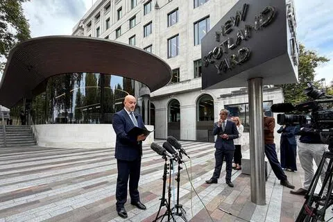 英国反恐警务处处长泰勒在伦敦警察局总部外说，五名嫌犯9月28日在严格的保释条件下获释，但他们仍是重点调查对象。（法新社）