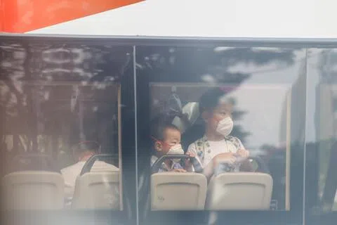 教育部长李智陞指出，教育部将致力于保障学生的健康，尤其是年龄较小的。如果烟霾情况恶化须停课，幼儿园和学校学生托管中心等将继续开放，照顾有需要的学生。（陈斌勤摄）