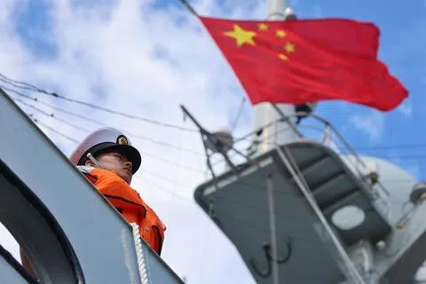 路透社报道称中国军事研究员蒸馏美国科技公司OpenAI和Anthropic的人工智能模型输出结果。图为中国人民解放军海军导弹驱逐舰南宁舰，于7月2日靠泊昂船洲军营码头。（中通社）