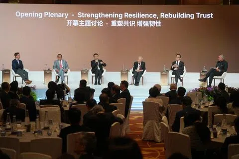 慧眼中国环球论坛星期五（9月25日）在滨海湾金沙会展中心举行。开幕主题讨论“重塑共识，增强韧性”，由新加坡立杰律师事务所合伙人谢锦发（台上右起）主持，讨论嘉宾包括印尼前外长马蒂、新加坡国立大学特级教授王赓武、北京大学国际关系学院教授贾庆国、悦榕集团创始人兼执行主席何光平，以及宏观咨询董事总经理白明。（谢智扬）
