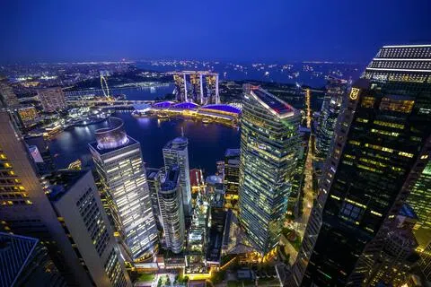 《联合早报》早前报道，新规可能削弱中国富豪在我国设立信托的税务优势；近期也有市场消息传出，这些富豪担忧他们以信托形式在新加坡购买的高档房地产是否受影响。（叶振忠摄）