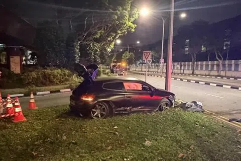 这场公路追逐，最终因汽车失控撞上交界处的灯柱而结束。（新加坡警察部队提供）