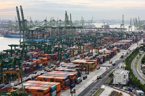 新加坡不是制造大国，却是全球高科技供应链的重要枢纽，在全球采购、物流调度、高端研发、智能制造、管理区域供应链决策上，具有无以伦比的地位。图为巴西班让码头上的运作。（海峡时报）
