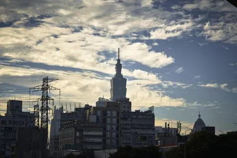 作者说，在过去半年左右的竞选时期，“大陆介选”疑云在台湾始终挥之不去。图为台北市景。（彭博社）