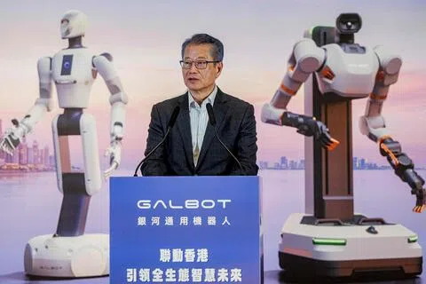 香港财政司司长陈茂波接受彭博电视采访时说，香港将着重强化自身优势，不会靠不断加码税务优惠与新加坡展开恶性竞争。图为陈茂波8月31日在银河通用无人机器人便利店的开幕仪式上致辞。（法新社）