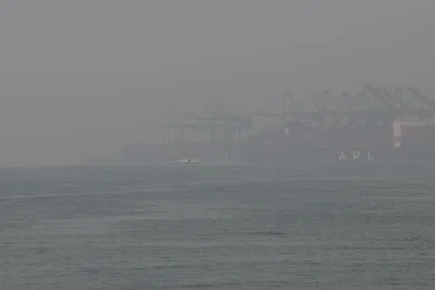 星期三早上全岛又被烟霾笼罩。本报摄影记者今早7时多在港湾一带拍得的画面，远处设施的能见度不高。星期三截至中午12时的一小时PM2.5悬浮颗粒浓度介于每立方米64至113微克，五大地区均处于偏高水平，其中西部指数最高。（叶振忠摄）