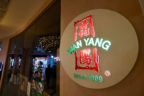 去年11月21日，连锁按摩店万阳无预警关闭全岛五家门店，在店门口贴告示，称公司“将启动正式清算程序”。根据消协，万阳倒闭造成消费者损失超过13万7000元。（邝启聪摄）