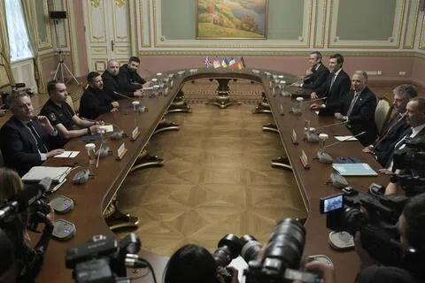 9月6日，乌克兰总统泽连斯基、美国中东特使威特科夫和库什纳在乌克兰基辅举行圆桌会议。（彭博社）