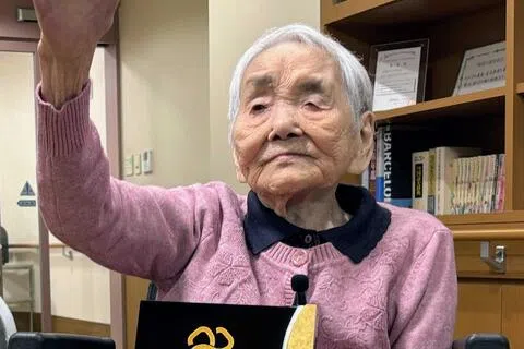 日本目前最长寿的女性是114岁的岸本芙蓉，她居住在京都市安老院，至今胃口极佳，每餐都吃得精光。图为岸本摄于2023年的照片。（互联网）