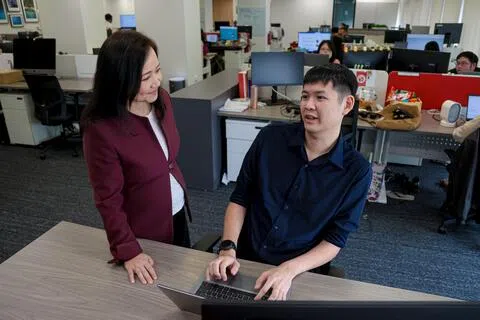 经华侨银行集团人力资源部总裁李斐雯（左）推动，轻度自闭症者柯显俊（右）成为集团聘用的残障者之一。集团于2023年3月起和新加坡协助残障者自立局正式合作，以雇用更多残障者，其中大部分岗位与科技和人力资源相关。（李冠卫摄）