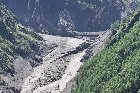 8月28日拍摄的航拍画面显示，两天前遭泥石流重创的中尼边境吉隆口岸（中）。（法新社）