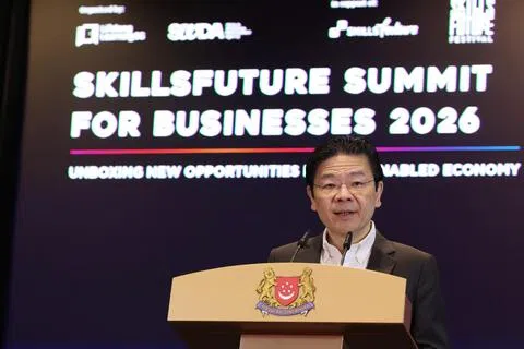 黄总理星期三（9月16日）指出，随着工作岗位和技能需求不断变化，职业发展也不再只有一条固定路径，协助企业和员工应对转型，未来会更加重要。（邝启聪摄）