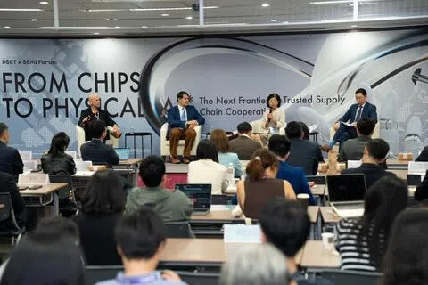 台湾官方智库科技、民主与社会研究中心（DSET）与国际半导体产业协会（SEMI）9月3日在台北2026国际半导体展会场举行周边论坛，聚焦全球科技竞争与供应链重组。台上左起为《造光者》作者海因（Marc Hijink）、美国斯坦福大学胡佛研究所资深研究员谭安（Glenn Tiffert）、铠侠（Kioxia）董事东恵美子（Emiko Higashi），以及DSET执行长兼经济安保组组长张智程。（DSET提供）