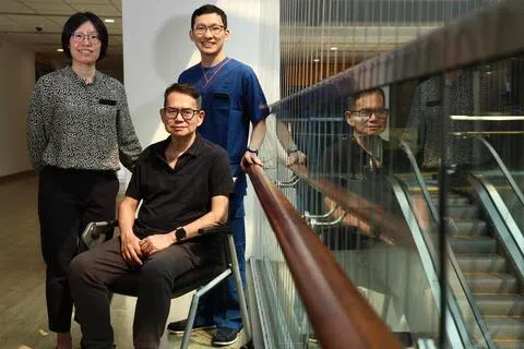 私召车司机陈宏金（中）三年前因气喘、疲累和体重骤降求医，后来确诊患上罕见的淀粉样变性心肌病。新加坡国家心脏中心新成立跨专科团队加强这类疾病的诊治，由心内科高级顾问医生顾春缘助理教授（左）负责，成员包括心内科顾问医生陈伟贤助理教授（右）。（特约陈佩敏摄）