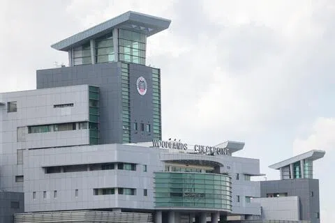 一名35岁新加坡籍男子和五名友人上星期天（4日）回国时，在兀兰关卡称车上有炸弹，被当场转交给警方调查。（档案照片）