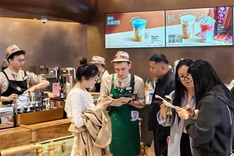 星巴克新疆开店中美交锋 学者：特朗普压制对华鹰派双边关系趋稳