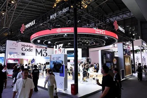 中国两家人工智能企业智谱和MiniMax在财报公布前夕，看空押注升至纪录高位。图为7月17日，中国上海举行的世界人工智能大会（WAIC）的Minimax展位。（路透社）