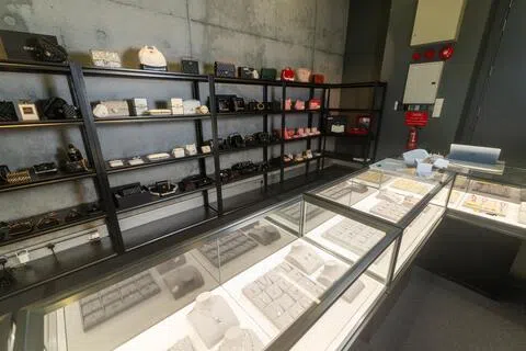 CMG20260910-NgohSB01/吴先邦/李涛/去Freeport看拍卖品 [32 Changi North Crescent, Singapore 499643]ewellery, watches, designer handbags and accessories among the auction items on display at Freeport, 32 Changi North Crescent, on 10 September 2026.
中： 2026年9月10日，位于樟宜北弯32号的Freeport展出多件拍卖品，包括珠宝、手表、名牌手袋及配饰。（SPH Media Limited）