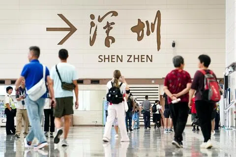 《南华早报》报道，部分美国企业首席执行官已决定不出席下月在深圳举行的亚太经济合作组织（APEC）峰会。图为连接深圳和香港边境的皇岗口岸。（中新社）