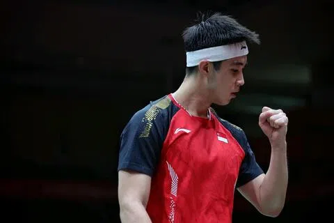 我国羽将骆建佑战胜马来西亚选手贺首维，首次晋级亚运会八强。（海峡时报）