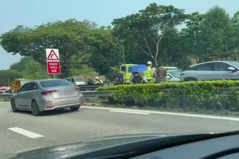 泛岛快速公路下午发生连环车祸，一名电单车骑士过后送院接受治疗。（读者提供）