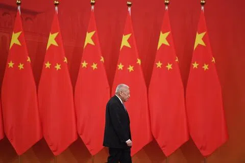 图为2019年9月29日，在北京人民大会堂举行的仪式上，香港前特区行政长官董建华步入会场，接受中国国家主席习近平颁发奖项。（法新社档案照片）