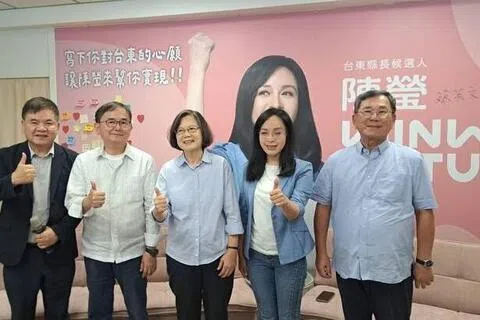 台湾前总统蔡英文（中间）上周偕同前立委刘櫂豪（左二）、陈明文（右一）以及立委庄瑞雄（左一），前往民进党台东县长参选人陈莹的竞选总部，宣布出任陈莹竞选总部主任委员；刘櫂豪也表示愿意出任竞选总部总干事。（自由时报）