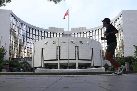 一名市民经过位于北京的中国人民银行。（中新社）