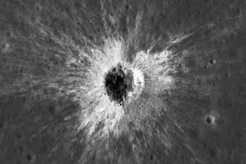NASA研究员发现的陨石坑宽达730英尺，据推测，它是由一颗三到六层楼高的彗星或小行星在2024年春季撞击月球时形成的。（法新社）