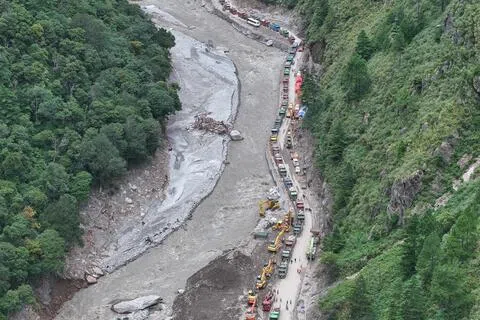 中国西藏地区与尼泊尔接壤的吉隆口岸被山洪摧毁，首批紧急救援器材和物资在周二抵达灾区。（法新社）