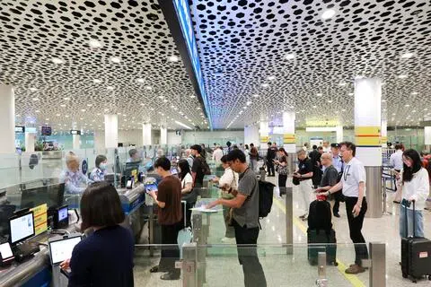 中国出入境管理新规将于下星期二（9月15日）开始实施，外界担忧未来中国将进一步收紧出境管控。图为深圳机场出入境边防检查站。