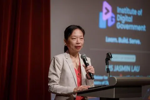人力部代部长兼数码发展及新闻部高级政务部长刘洁敏致辞时强调，数码政府学院设立的目的并非只是为了传授数码、数据和人工智能的知识，而是协助公务员更好地完成工作，并且让政府更好地服务人民。（海峡时报）