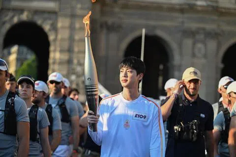 JIN是巴黎奥运的火炬手。（取自Paris2024 X）