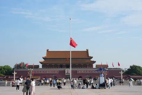 中国国务院原总理朱镕基遗体星期二（8月18日）在北京火化，首都天安门广场等地降半旗志哀。朱镕基上星期三（12日）去世，享年98岁。（新华社）