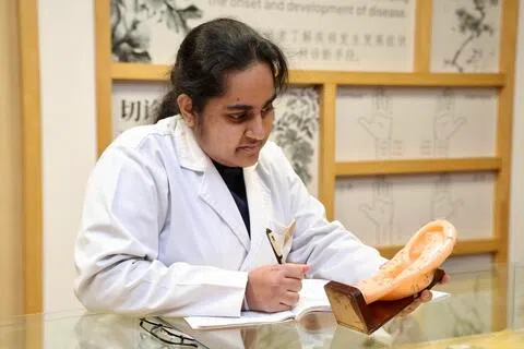 爱可在南大中医诊所实习，把课堂上学到的中医理论运用到临床实践中，并从实际诊疗中进一步积累经验。（邝启聪摄）