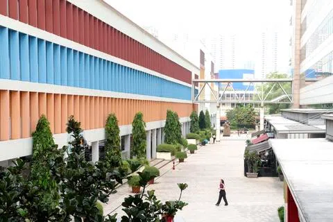 根据国家环境局星期天下午5时发布的消息，我国北部和东部地区下午下阵雨，一小时PM2.5悬浮颗粒浓度每立方米24微克至73微克；24小时PSI介于71至102。（郑一鸣摄）