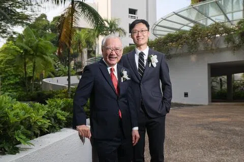 李全盛（左）和刘博翔博士分别获颁总统科学与科技奖章与青年科学家奖。前者带领团队参与本地多项规划，在能源、环保、地下空间利用等不同领域找出解决方案，后者利用人工智能和生物信息学方法，更准确地识别导致复杂疾病的相关基因，推动根据个体差异“量身定制”的精准医疗。（张俊杰摄）