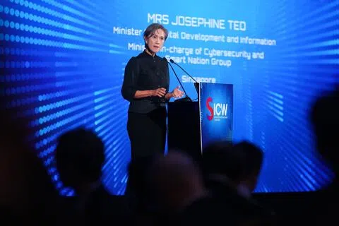 数码发展及新闻部长杨莉明致辞时说，新加坡不会盲目采用，也不会放弃某项技术，而是会构建安全保障措施和能力，以安全地采用技术。（张俊杰摄）