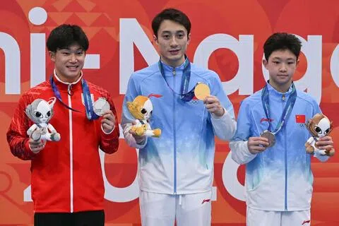 男子10米跳台，中国选手练俊杰（中）勇夺金牌，同时他也为中国队夺得亚运跳水赛事的第100枚金牌。左为拿下银牌的日本选手玉井陆斗；右边为得铜的中国选手赵仁杰。（法新社）